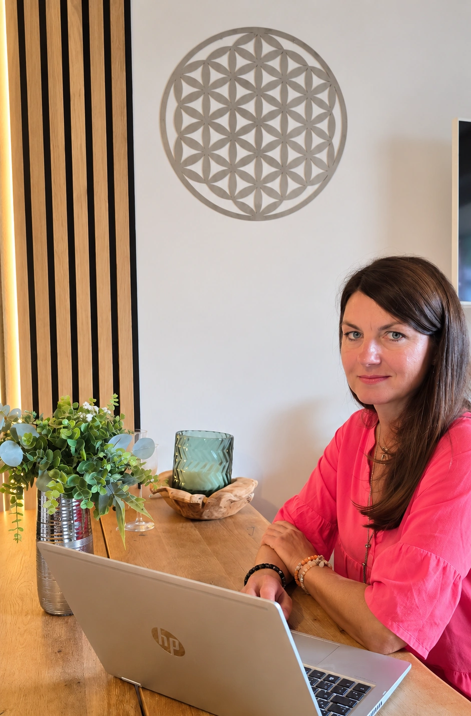 Michaela Schachner bei der Arbeit am Schreibtisch